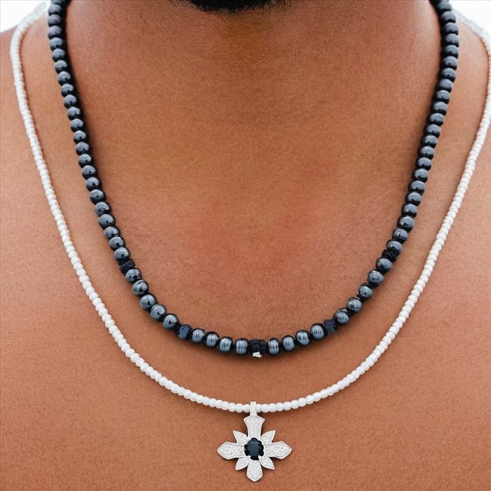 Le collier perle homme, bijou tendance de 2025