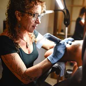 Mélanie, un tatoueur à Villeurbanne