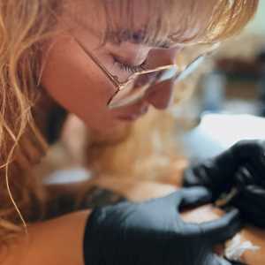 Delphine , un tatoueur à Annemasse