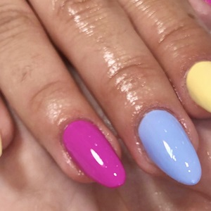 Marine, un technicien en bar à ongles à Nice