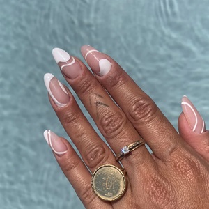 LC beauty nails, un technicien en bar à ongles à Sète